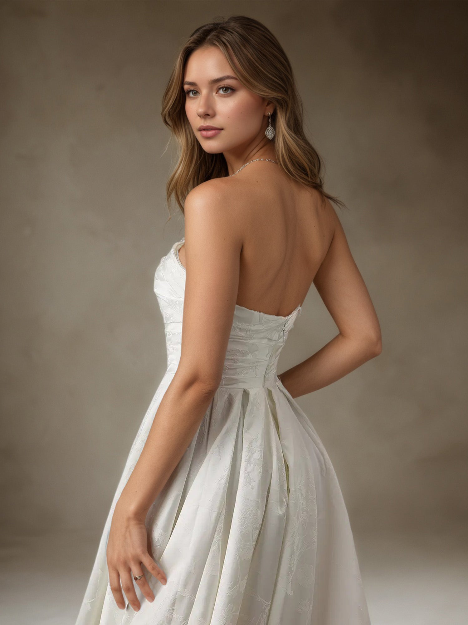 Robe de mariée blanche en jacquard floral, bustier sans bretelles, coupe trapèze