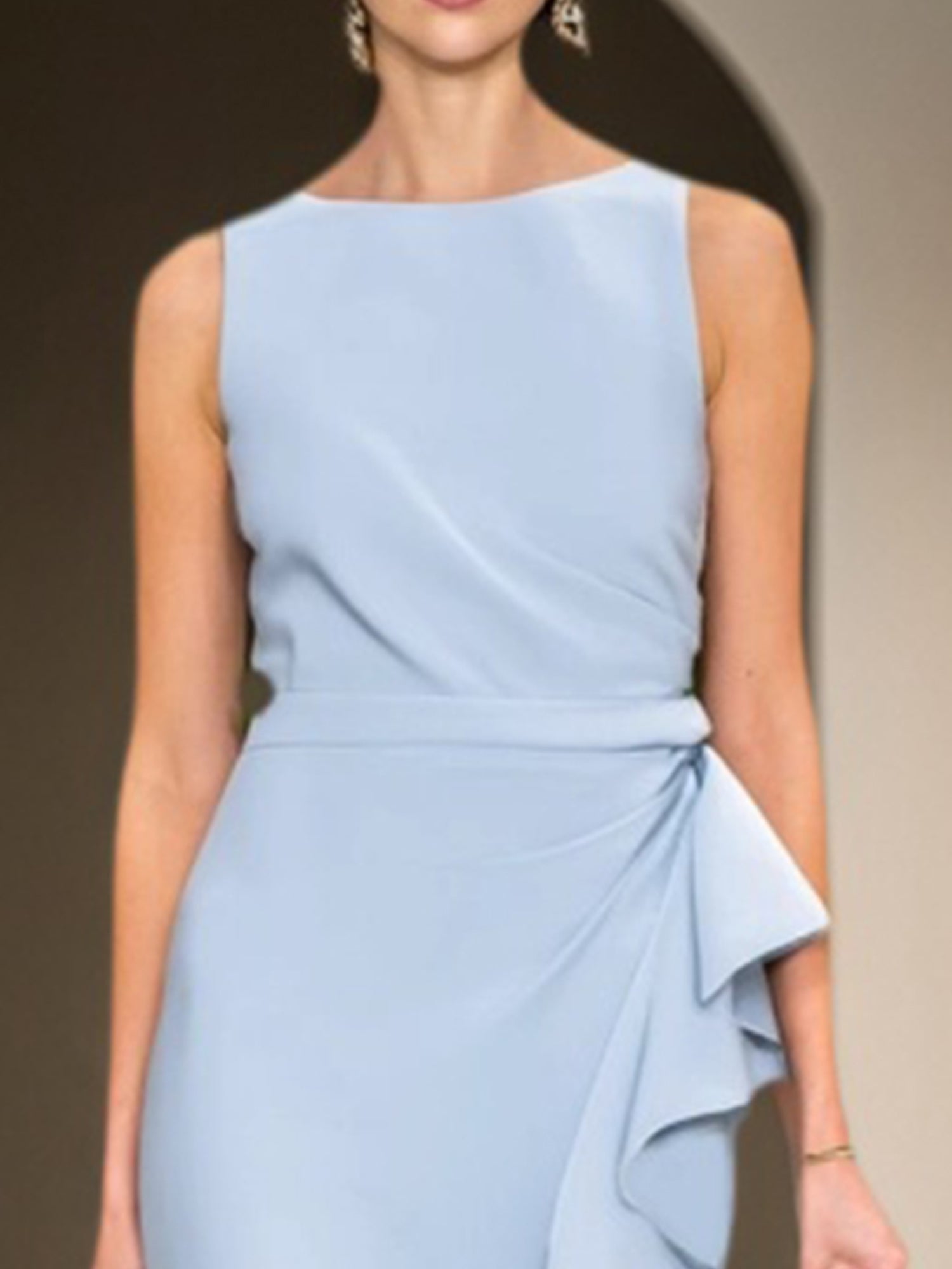 Vestido formal para invitada de boda azul con cuello redondo y volantes maxi
