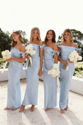 Schulterfreies Etuikleid aus plissiertem Satin in Himmelblau, langes Brautjungfernkleid