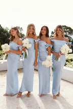 Schulterfreies Etuikleid aus plissiertem Satin in Himmelblau, langes Brautjungfernkleid