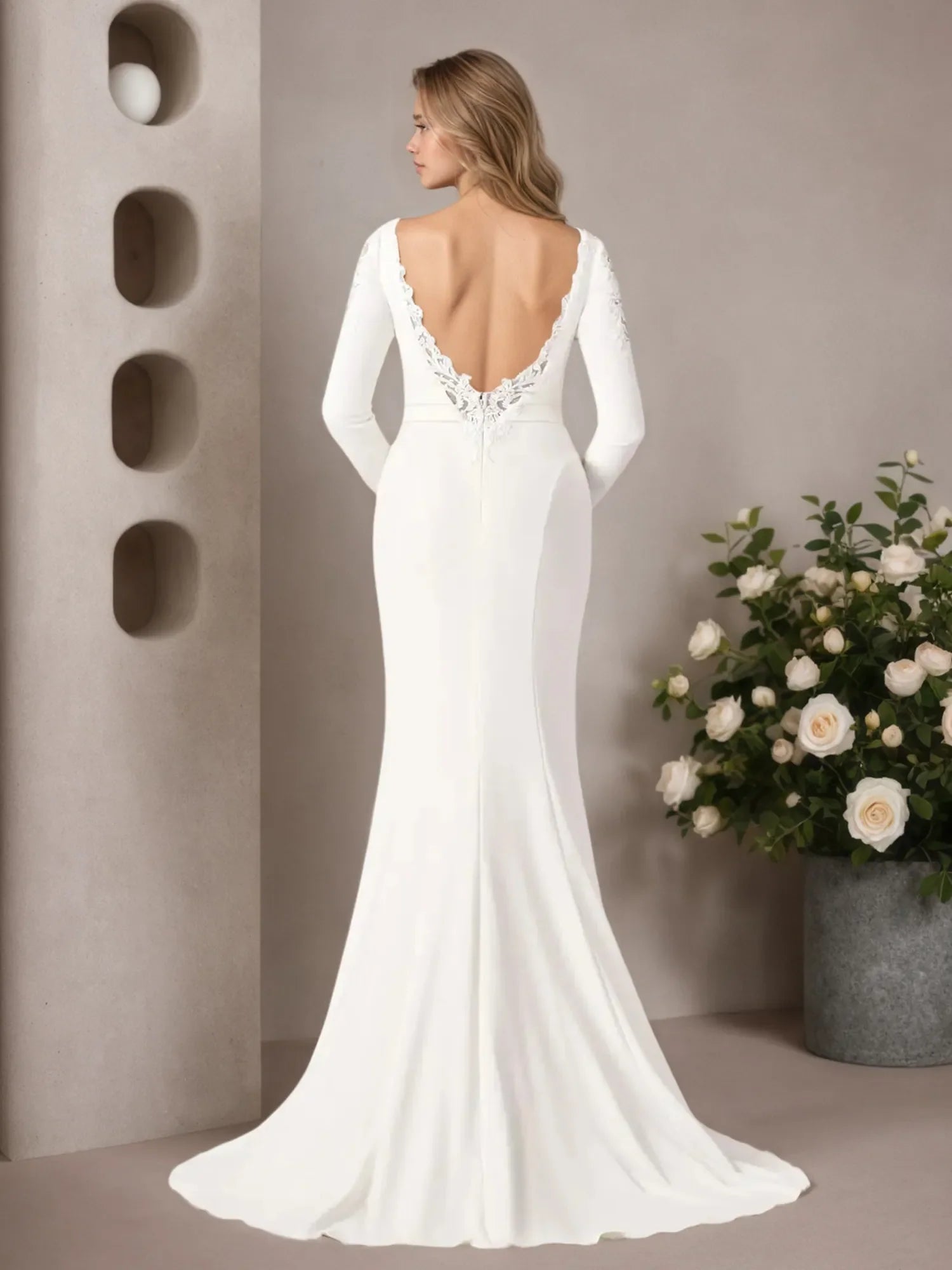 Abito da sposa bianco a sirena in crepe elasticizzato con scollo a goccia e paillettes