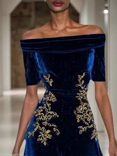Vestido midi línea A azul oscuro de terciopelo con apliques, fruncido, escote off-the-shoulder y manga corta