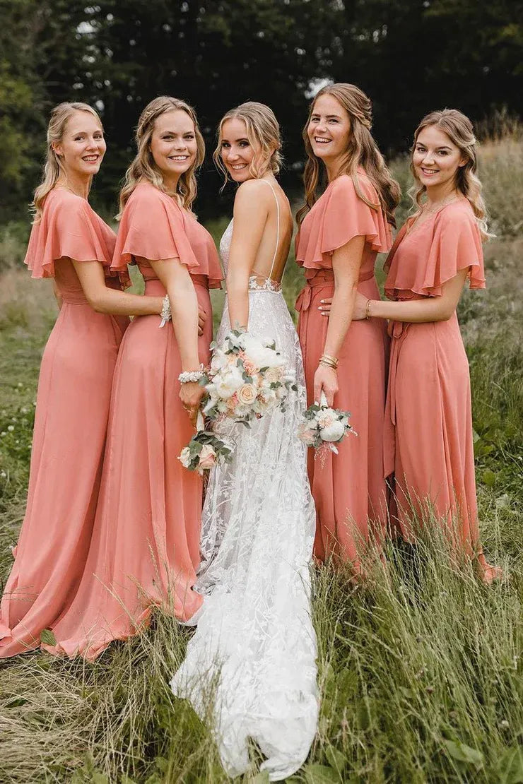 Abiti da damigella semplici in chiffon corallo, linea a trapezio e lunghezza lunga