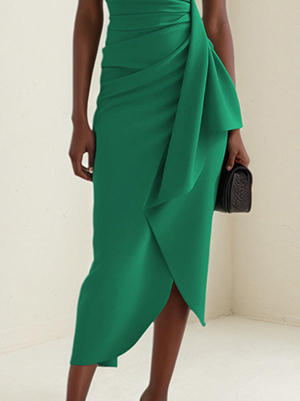 Vestido verde de crepé elástico con cuello drapeado, mangas cortas y largo asimétrico con volantes