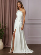 Robe de mariée blanche en satin stretch, coupe A, à une épaule