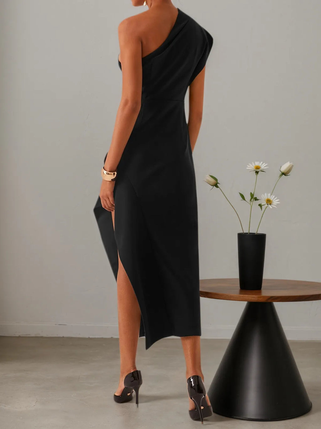 Schwarzes Ein-Schulter Kleid mit Schlitz A-Linien Midikleid