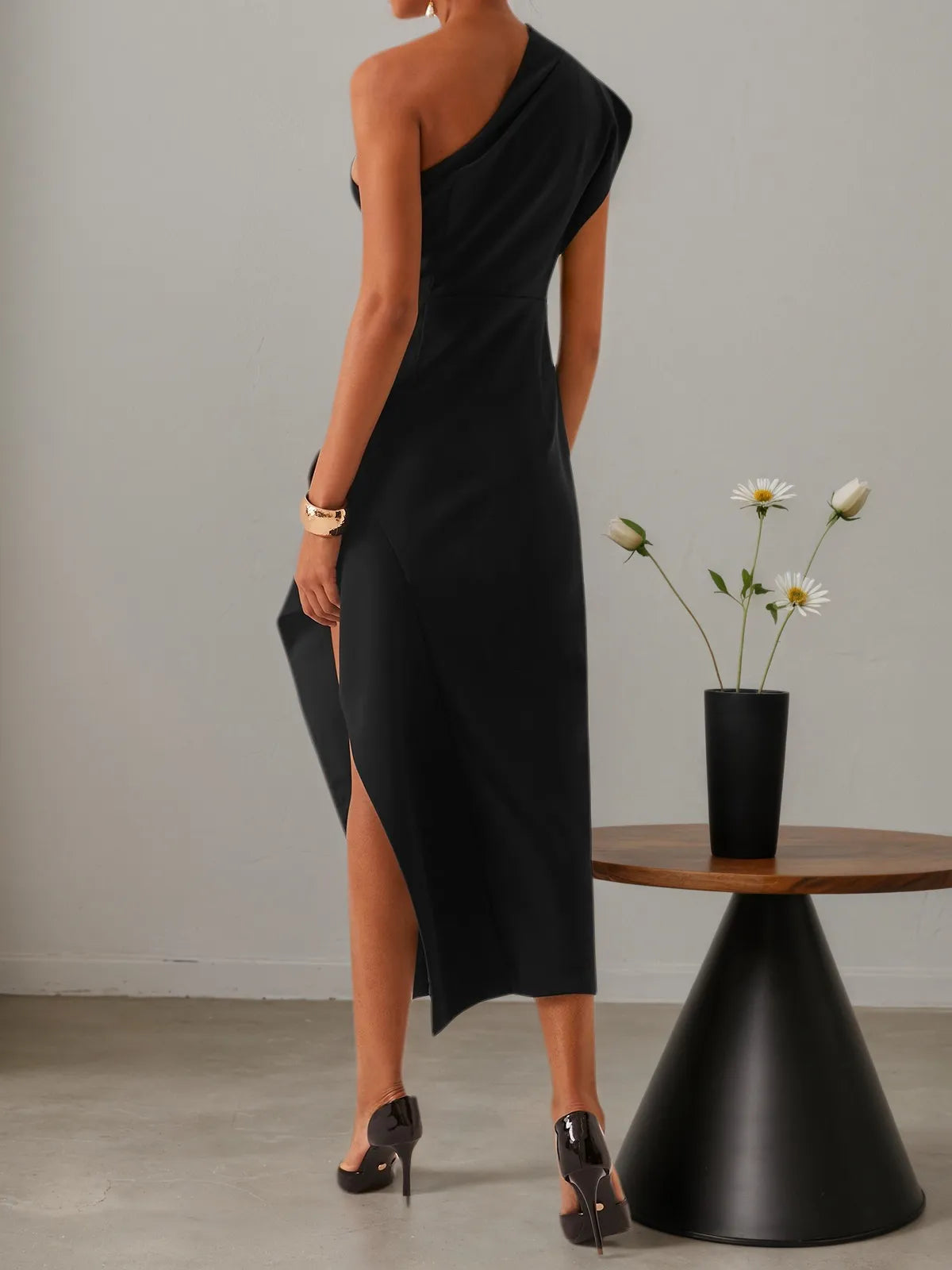 Abito midi nero a linea A monospalla con spacco
