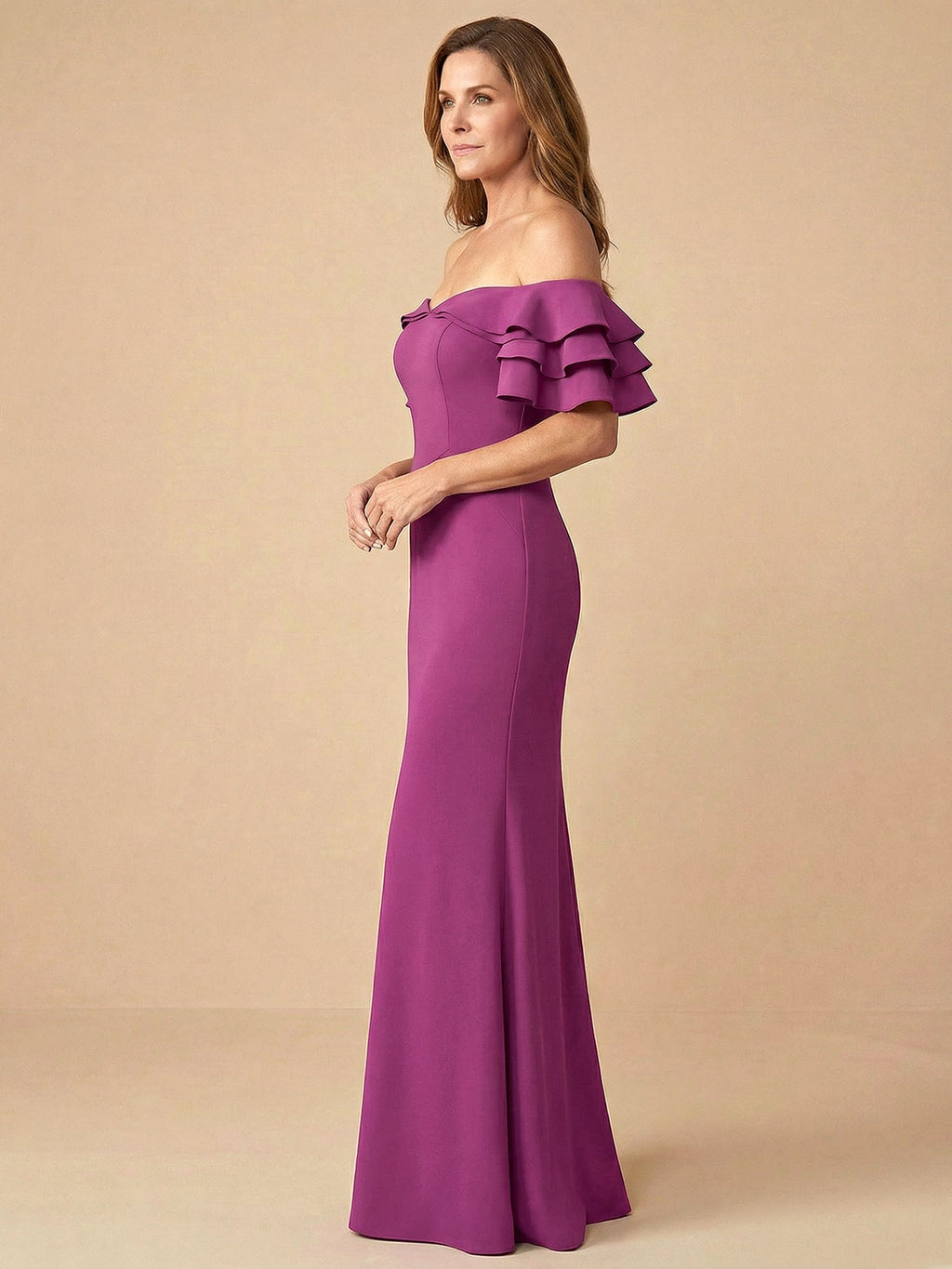 Schulterfreies trägerloses Satin-Stufenkleid für die Brautmutter