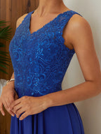 Vestido largo maxi línea A azul con lentejuelas, encaje y gasa, escote en V y sin mangas