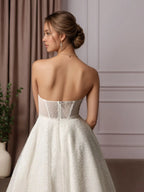Vestido de novia blanco en línea A sin tirantes con cuentas