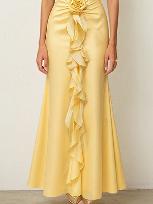 Gelbes Satin Kleid mit Wasserfallausschnitt, ärmellos, bodenlang mit floralen Rüschen