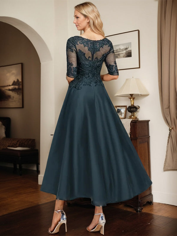 Vestido de madre de la novia azul marino oscuro línea A con escote barco ilusión, encaje asimétrico y satén con cuentas