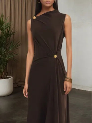 Braunes, geschnalltes, gerafftes Baumwoll-Strick asymmetrisches ärmelloses A-Linien Maxikleid