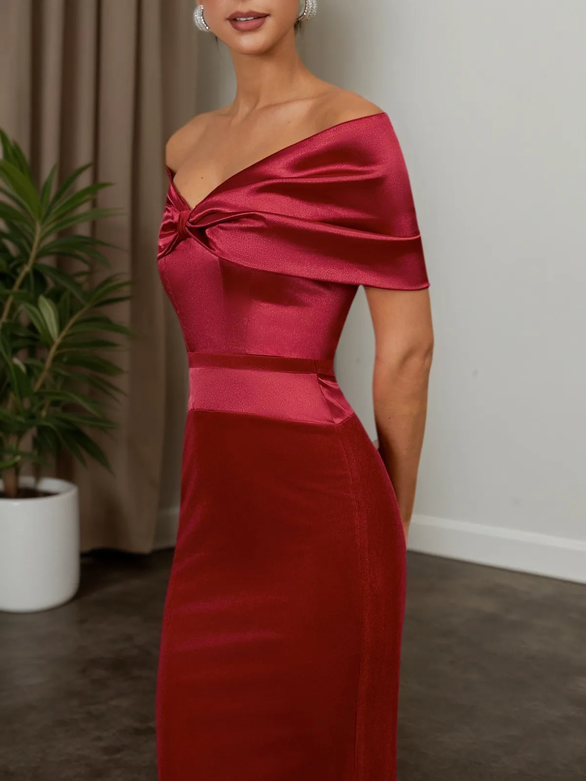 Vestido maxi de terciopelo rojo vino con escote barco y manga corta