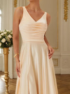 Vestido Longo de Madrinha em Cetim Champanhe com Fenda, Decote V e Franzido, Sem Mangas, Modelo A-Line