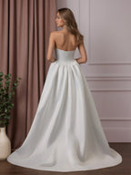 Vestido de novia blanco en línea A sin tirantes de satén