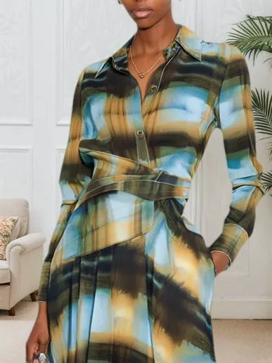 Vestido camisa azul com gola de camisa, manga longa e saia longa evasê
