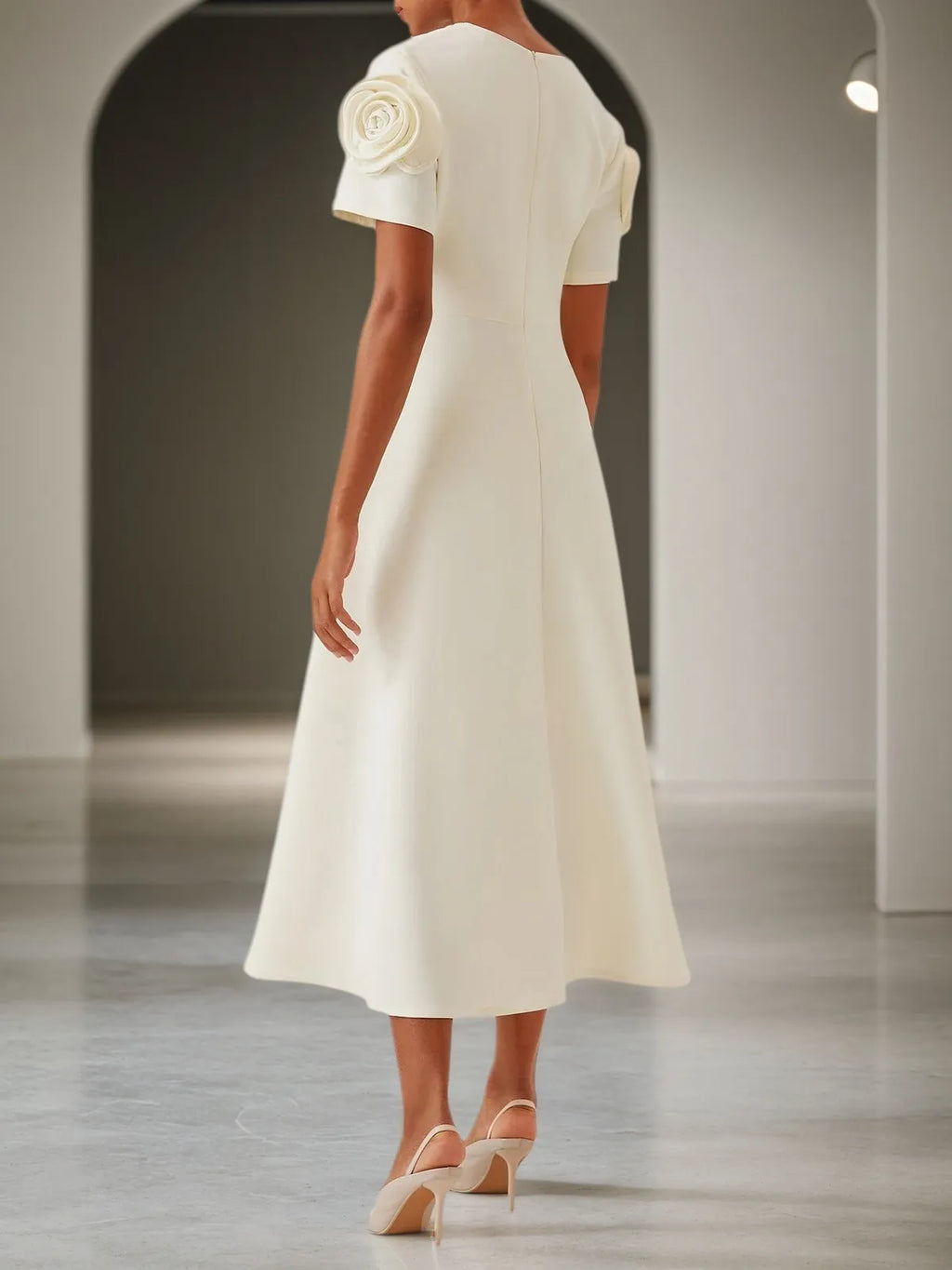 Vestido maxi en línea A color blanco roto con mangas cortas, cuello en V y flores 3D