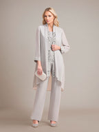 Elegante tuta argento in chiffon senza maniche con applicazioni per madre della sposa e scollo a incrocio