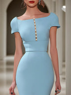 Vestido longo azul claro com pérolas falsas, decote quadrado e mangas curtas
