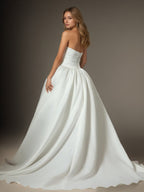 Abito da sposa bianco a gonna ampia senza spalline in raso opaco