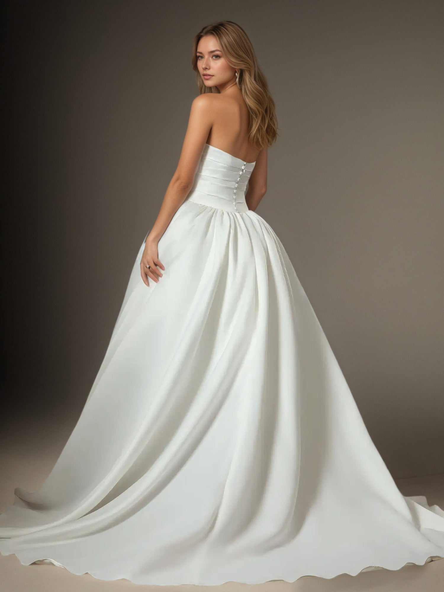 Abito da sposa bianco a gonna ampia senza spalline in raso opaco
