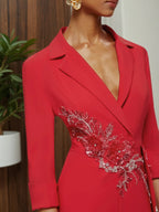 Mono de pierna ancha con blazer de solapa y aplicaciones florales rojas