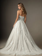 Robe de mariée blanche en ligne A bustier sans bretelles en dentelle