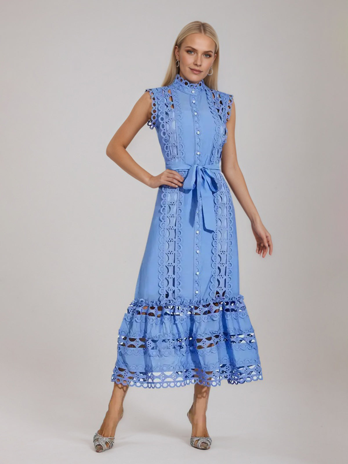 Schwarzes ärmelloses ausgeschnittenes Maxikleid