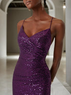 Abito lungo viola aderente con spacco, paillettes, spalline sottili e arricciature