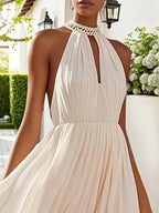 Vestido longo rosa evasê em chiffon com decote halter, efeito ombré, pérolas, recorte e gola alta falsa