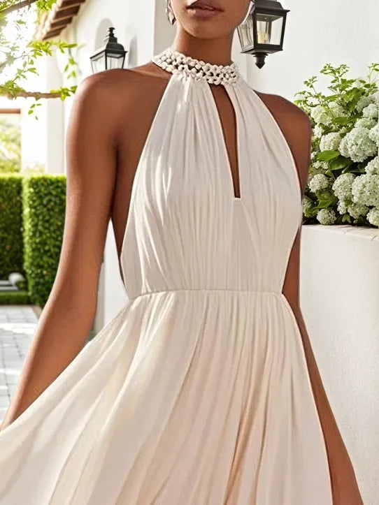 Vestido longo rosa evasê em chiffon com decote halter, efeito ombré, pérolas, recorte e gola alta falsa