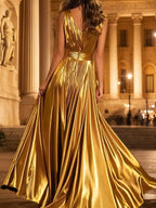 Vestido formal largo metálico dorado línea A con escote en V y abertura
