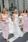 Vestido longo de madrinha rosa, modelo tubinho, alças, decote quadrado, sem mangas, em cetim