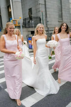 Vestido longo de madrinha rosa, modelo tubinho, alças, decote quadrado, sem mangas, em cetim