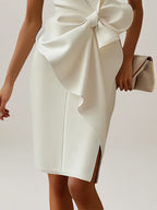Robe blanche en crêpe stretch, col rond, sans manches, longueur genou avec nœud