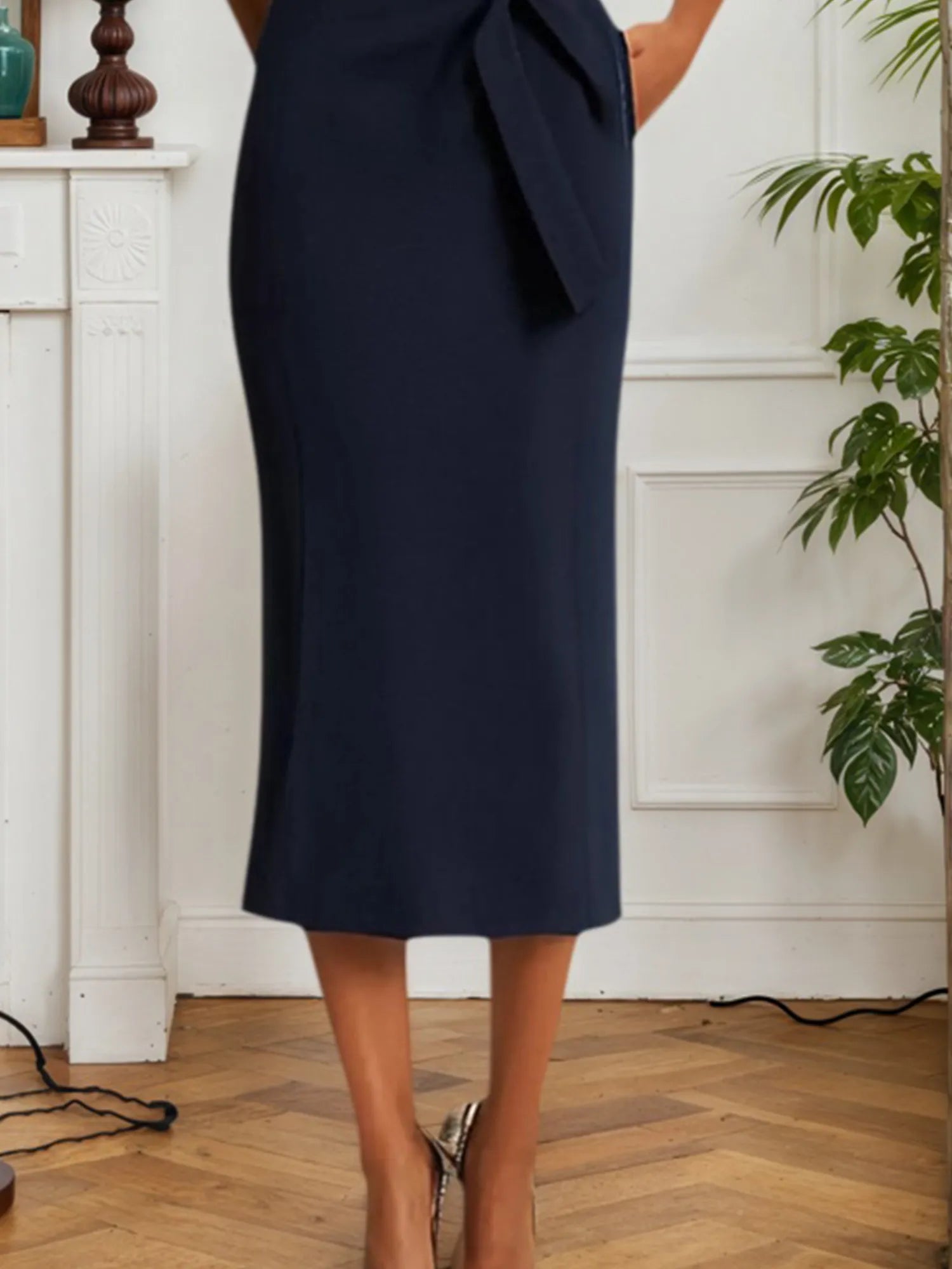 Arbeitskleid Dunkelblau V-Ausschnitt ärmelloses Midikleid