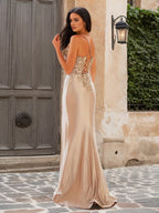 Vestido longo de festa champanhe brilhante tubinho com decote em V e lantejoulas com fenda