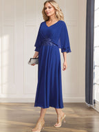 A-Linie V-Ausschnitt Tee-Länge Chiffon Kleid für die Brautmutter mit plissierten Pailletten-Applikationen, Spitze und Perlenstickerei