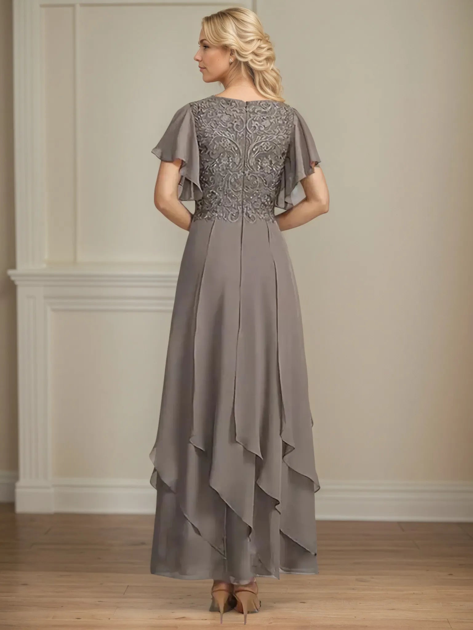 Vestido de Mãe da Noiva Linha A de Chiffon com Decote V, Mangas Curtas e Babados