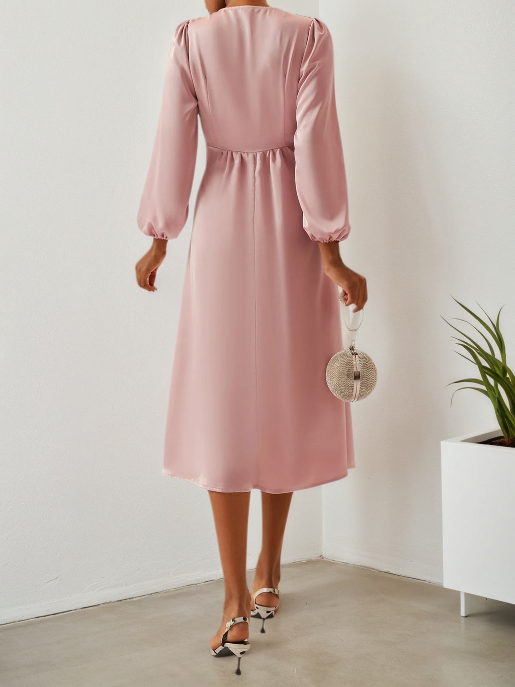 Robe midi rose à encolure en V, manches bouffantes longues, coupe trapèze