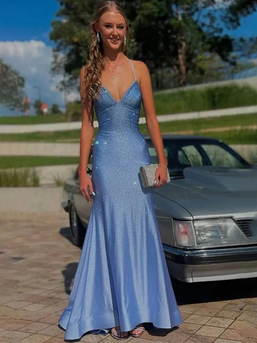 Robe de bal longue sirène bleue à bretelles spaghetti, col en V, ornée de strass