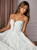 Abito da sposa bianco a linea A con scollo a cuore, senza maniche e pizzo
