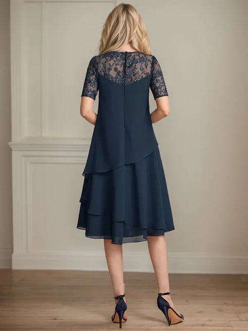 Robe de mère de la mariée en dentelle et chiffon à longueur genou, coupe trapèze, col arrondi illusion avec sequins