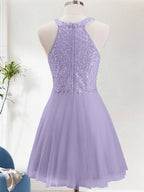 Robe courte de bal de fin d'année ligne A à col halter scintillante avec appliques en dentelle