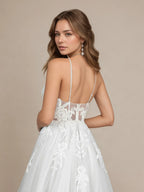 Vestido de novia blanco de tul con lentejuelas, tirantes finos y corte en A