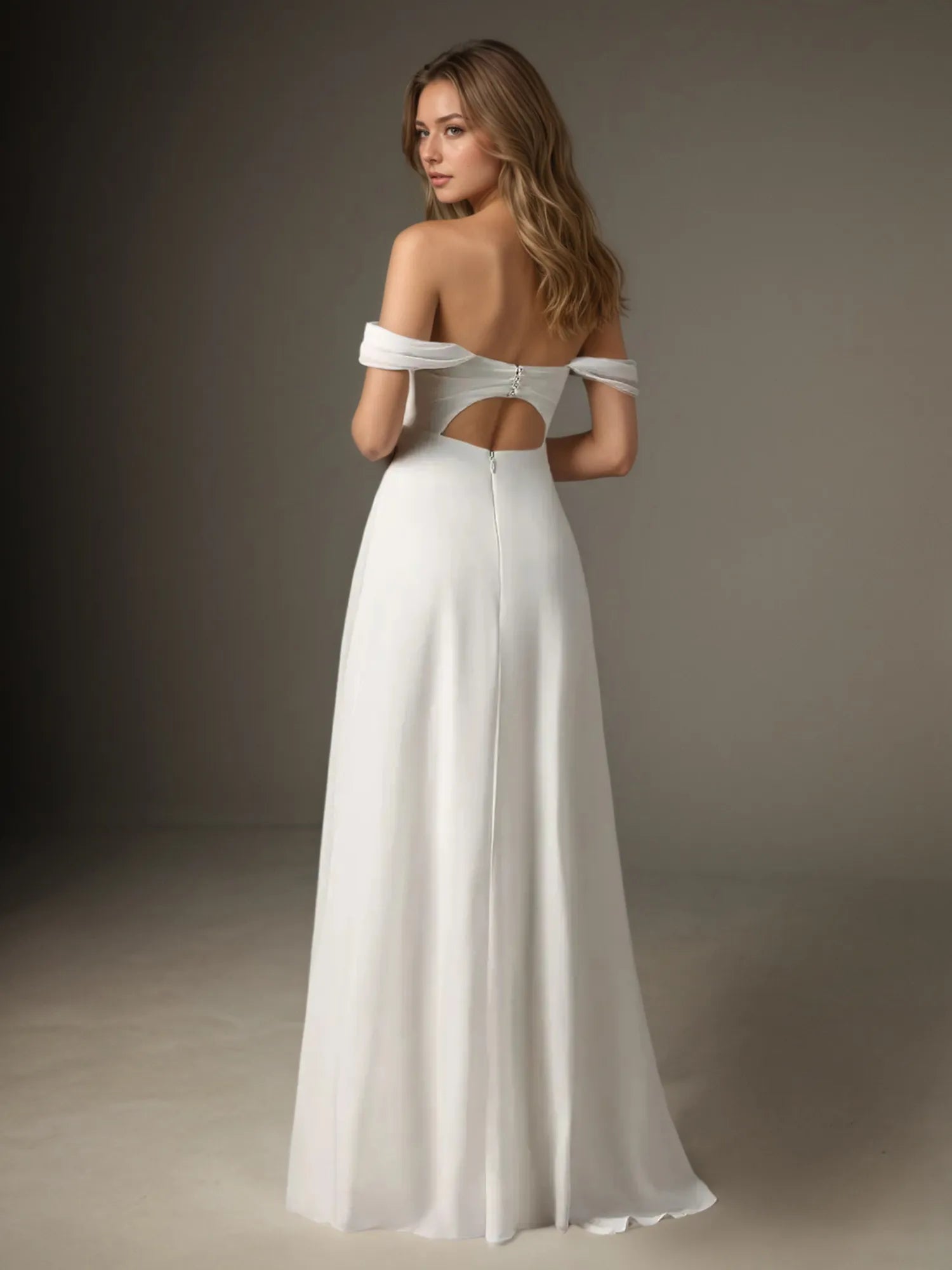 Abito da sposa bianco a linea ad A con scollo a barca e chiffon elasticizzato senza spalline
