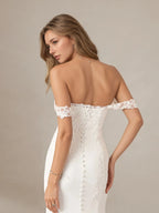 Vestido de novia blanco de sirena con lentejuelas y escote off the shoulder en crepé elástico