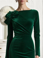 Vestido midi ajustado de terciopelo verde con cuello barco, mangas largas y flores 3D fruncidas