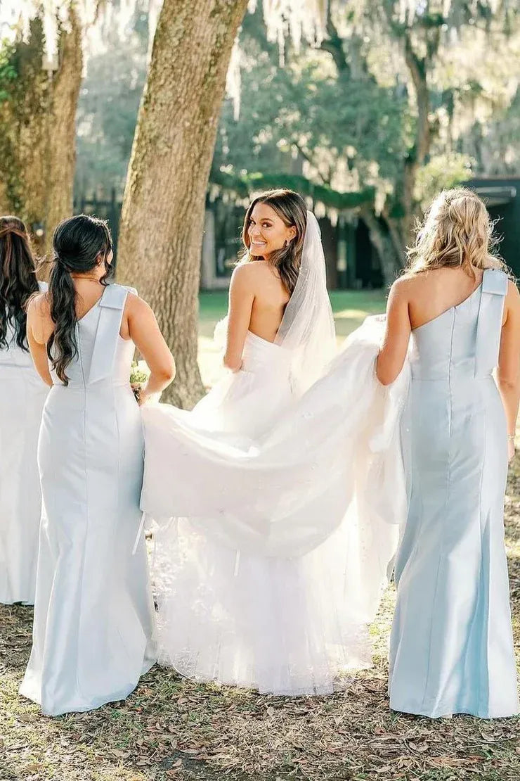 Vestido longo de madrinha em cetim azul claro, um ombro só, corte tubo